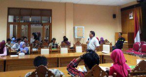 Pembina LPM ARENA Abdur Rozaki saat memberikan sambutan acara diskusi Panel dalam rangga memperingati Sewindu UIN Sunan Kalijaga (25/04). (Foto : John P)