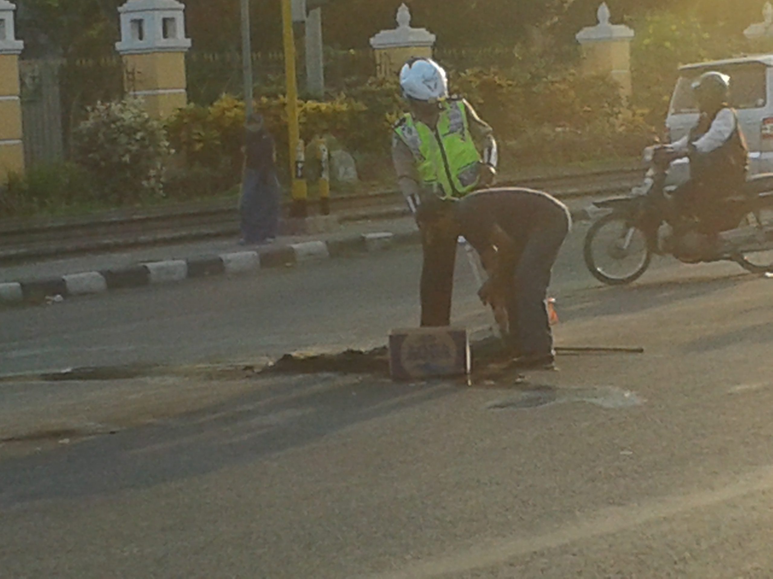 Pembersihan sampah sisa pembakaran ban pasca demo memperingati Sumpah Pemuda (28/10).
