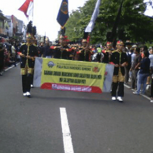 Parade marching band dalam memperebutkan piala Raja Hamengkubuwono di Jalan Malioboro, Sabtu (16/05).