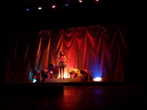 Tokoh Bunga dalam pentas teater berjudul "Bunga Dolly" Teater Pelangi Malang.