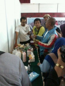 Mr. Kocom (gundul berjaket biru) tengah menerangkan tentang make-up effect (foto: twitter.com)