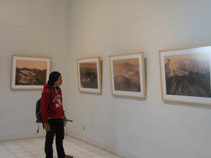 Seorang pengunjung tengah memperhatikan foto dalam pameran "Mahameru" (sumber foto: jalanjogja.com).