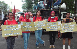 Selain menyampaikan orasinya, ASI juga membawa tulisan berisikan tuntutan-tuntutannya, (1/5)