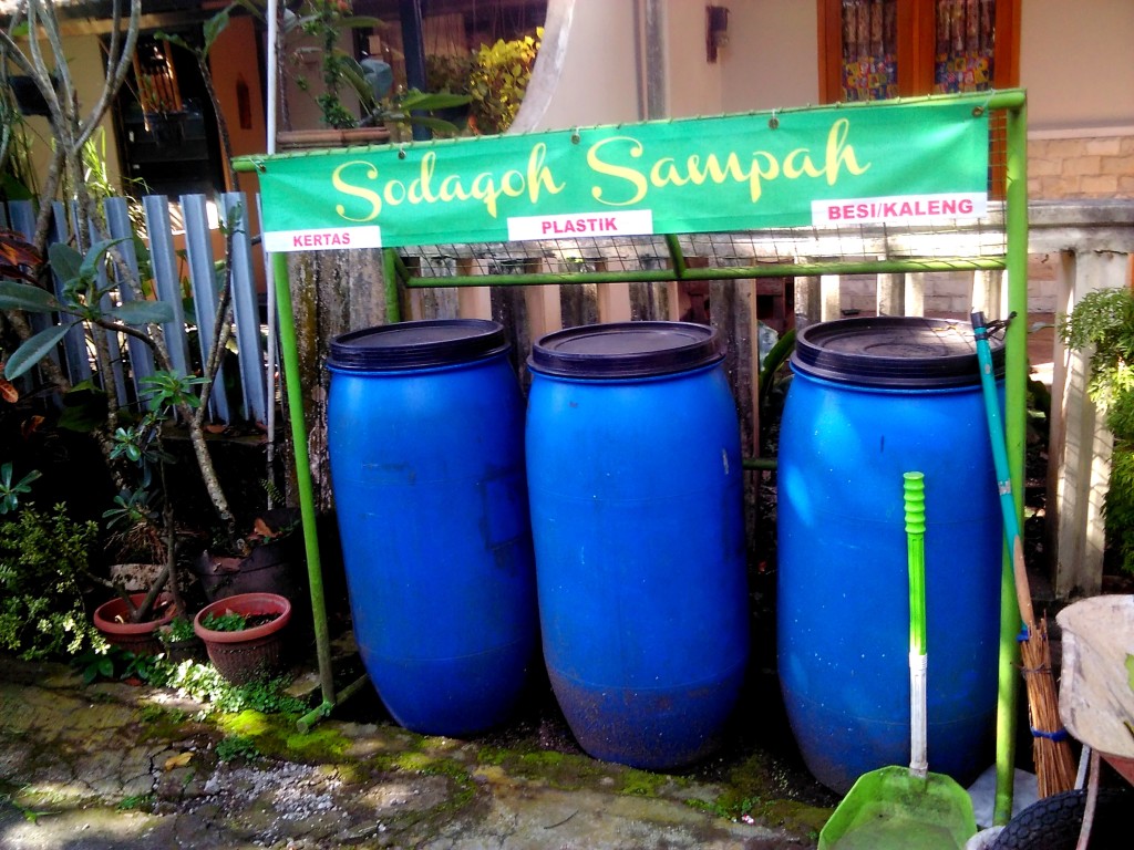 Tong Sodaqoh sampah yang disediakan di tiap Dasawisma RW 04 Minomartani